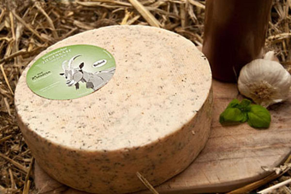 Produktfoto zu Ziegenschnittkäse Basilikum Knoblauch mit trockener Rotschmierrinde