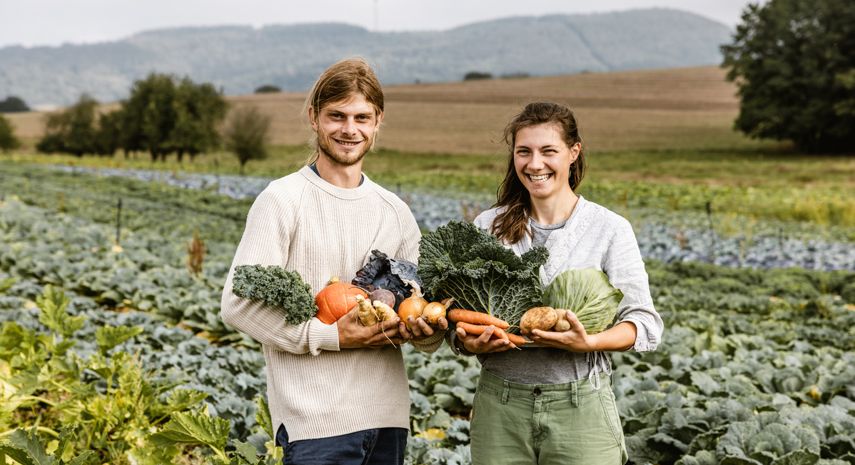 Landwirtin Katja mit Mutterkuh