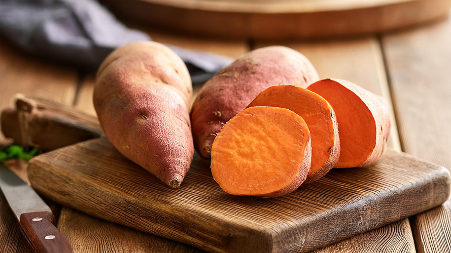 Rezeptbild für Überbackene Süßkartoffel mit Salat