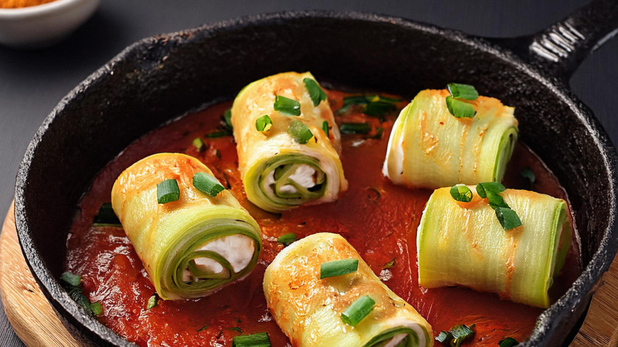 Rezeptbild für Lauch-Frischkäserouladen mit  Paprikasoße