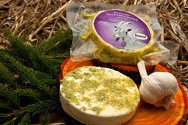 Produktfoto zu Ziegenweichkäse mit Tannenspitzenpesto, ca. 180g (vakuumiert)