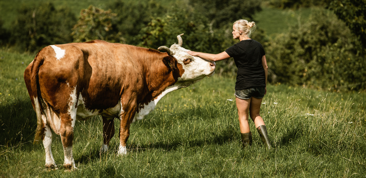 Landwirtin Katja mit Mutterkuh
