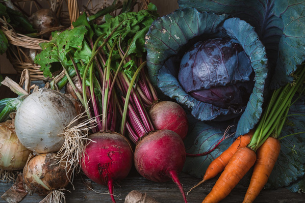 KI generiert: Verschiedene frische Gemüsesorten: rote Bete, Karotten, Zwiebeln und Rotkohl.