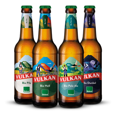 KI generiert: Vier Flaschen VULKAN Bio-Bier: Bio Pils, Bio Hell, Bio Pale Ale, Bio Dunkel.