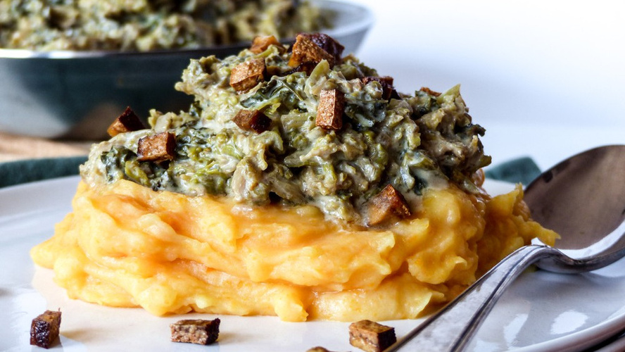 Rezeptbild für Rahmwirsing mit Kartoffel-Karotten-Püree (vegan)