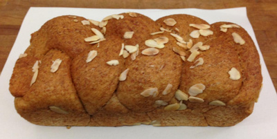 Produktfoto zu Dinkel Hefezopf mit Mandeln, vegan