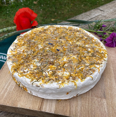 Produktfoto zu 1 Ganzer Ziegenbrie Blütenbert mit Blütenmischung, ca. 900g